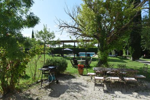 Ein Garten an der Unterkunft Le Mas Soli - Gîtes et Réception