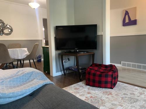 ein Wohnzimmer mit einem Bett und einem Flachbild-TV in der Unterkunft Entire 2-bedroom bungalow in Cornwall