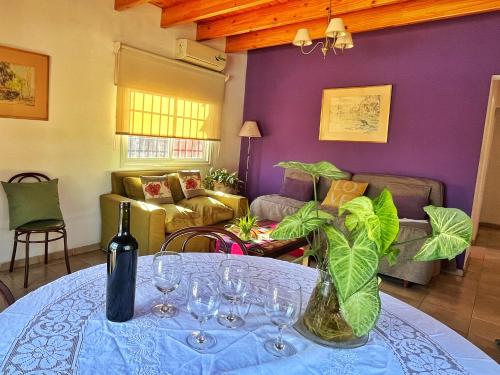 ein Tisch mit Gläsern und eine Flasche Wein darauf in der Unterkunft Dpto Ayacucho in Mendoza