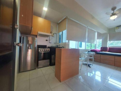 a kitchen with stainless steel appliances and a table at R9-9 Funcional y céntrico Apto. in Panama City