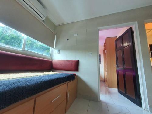 a small room with a bed and a window at R9-9 Funcional y céntrico Apto. in Panama City