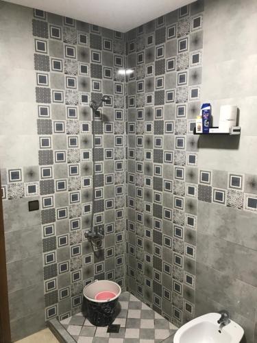 Bilik mandi di Spacious 2-rooms apartment