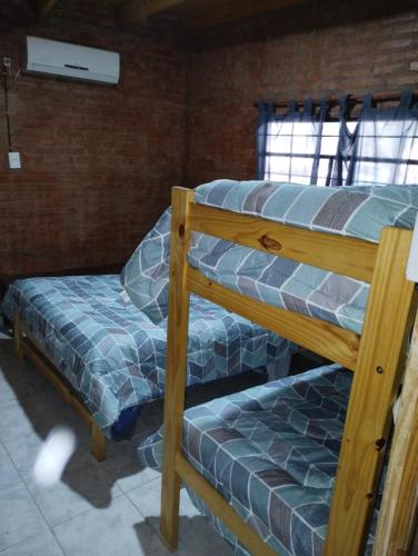 two bunk beds in a room with a window at Finca La Huella II in Santiago del Estero
