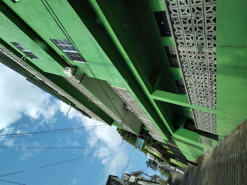 a view of the underside of a green bridge at Hotel posada onix xilitla in Xilitla