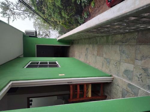 - un court de tennis sur le côté d'un bâtiment dans l'établissement Hotel posada onix xilitla, à Xilitla