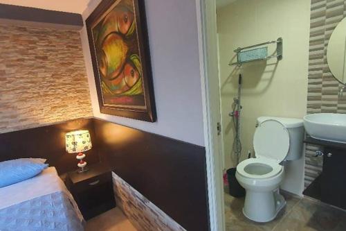 y baño con cama, aseo y lavamanos. en R.1108 Lindo aparta estudio equipado tipo ejecutivo. en Panamá