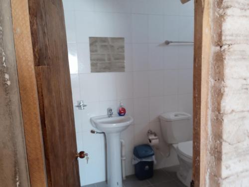 Hostal Cabaña Blanca : حمام مع حوض ومرحاض