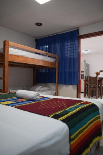 1 dormitorio con 2 literas y mesa en Casa Natura en San Cristóbal de Las Casas