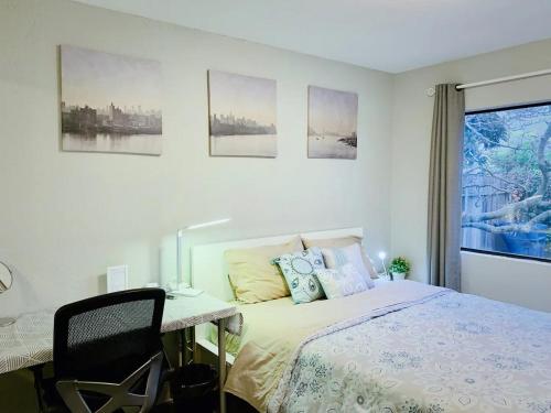 um quarto com uma cama e uma secretária com uma cadeira em Brand new suite, 1mi to Meta, 3mi to Stanford em East Palo Alto