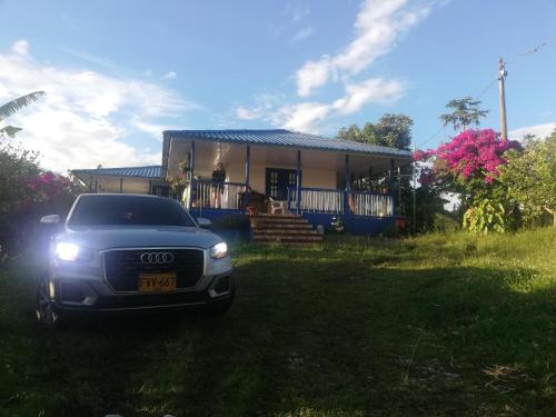 un coche negro estacionado frente a una casa en Casa vacacional Campestre Filandia Quindio, en Filandia