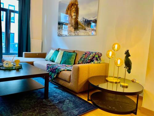 een woonkamer met een bank en een tafel bij OneLuxStay near Fashion District in Antwerpen