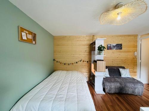 une chambre avec un lit et un mur dans l'établissement Studio charmant avec parking et vue montagne - FR-1-608-251, à Le Mont-Dore