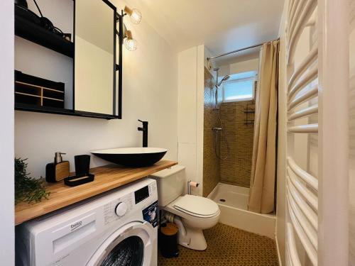 une salle de bain avec un lavabo et une machine à laver dans l'établissement Studio charmant avec parking et vue montagne - FR-1-608-251, à Le Mont-Dore