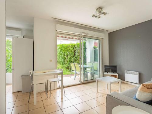un salon avec un canapé et une table dans l'établissement Appartement moderne avec jardin et piscine près de la frontière espagnole - FR-1-2-436, à Hendaye