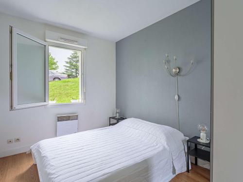 - une chambre avec un lit blanc et une fenêtre dans l'établissement Appartement Hendaye, 2 pièces, 2 personnes - FR-1-2-436, à Hendaye