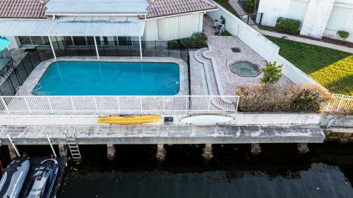 una vista aérea de una piscina junto a una casa en Waterfront Villa Heated Pool Spa Walk To Beach, en Fort Lauderdale