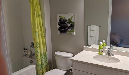 Ένα μπάνιο στο Boardwalk Homes - Executive Guest Rooms & Townhomes