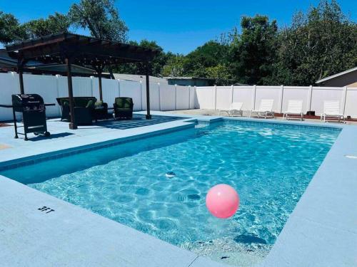 una bola rosa en el agua en una piscina en Busch Gardens Deluxe Edition w/heatedpool, en Tampa
