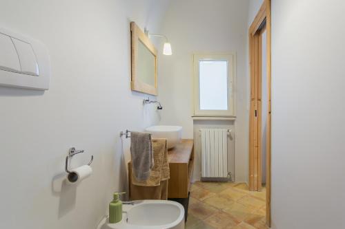 ジョヴィナッツォにあるIL Marinarettoの白いバスルーム(シンク、鏡付)
