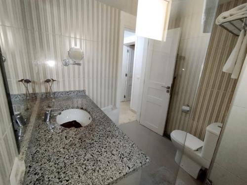 Villa 19, Amwaj Oyoun Resort - Beach- AquaPark Free Access في شرم الشيخ: حمام فيه مغسلة ومرحاض