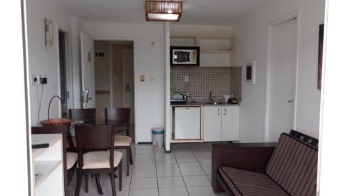 una cucina e un soggiorno con tavolo e sedie di Gran solare Lençois (flat) a Barreirinhas