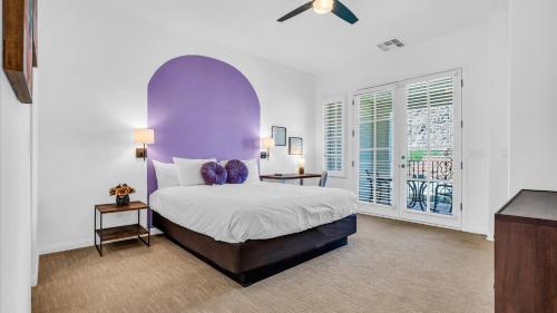 1 dormitorio con 1 cama grande y cabecero púrpura en LV009 Private Upstairs Studio w Mountain Views, en La Quinta