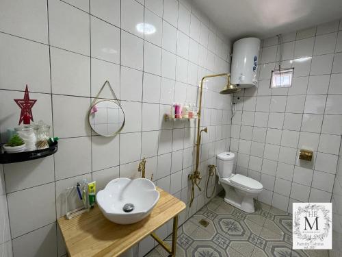 y baño con lavabo y aseo. en The M Wanderlust Private Cabin en Ranau