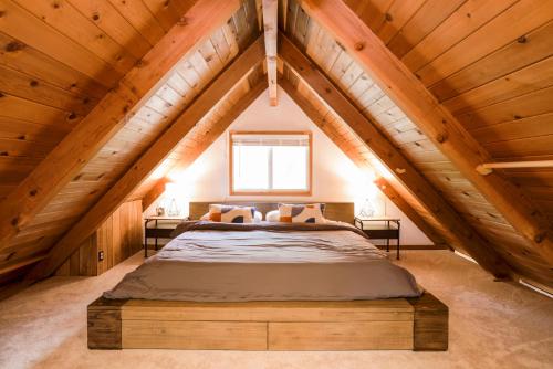ein Schlafzimmer mit einem Bett im Dachgeschoss in der Unterkunft The Eagles Nest Hot Tub BBQ Modern Retreat in Sugarloaf