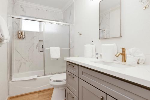 Et badeværelse på Sweet Retreat 1- Cozy Relaxing Resort Cabin