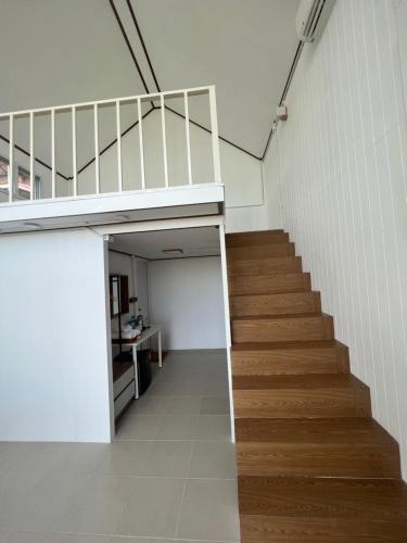 a staircase in a building with a stair case at บ้านภูไผ่ ไร่ภูไผ่เบิกตะวัน in Ban Nam Phang