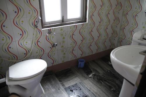 KalukにあるHitaishi Homestay - Bermiokのトイレと洗面台付きのバスルーム