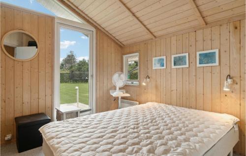 Dronningmølle的住宿－Stunning Home In Dronningmlle With Kitchen，一间卧室设有一张大床和一个窗户。