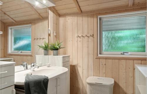La salle de bains est pourvue d'un lavabo et d'une fenêtre. dans l'établissement Stunning Home In Dronningmlle With Kitchen, à Dronningmølle
