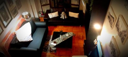 ein Wohnzimmer mit einem Sofa und einem Kamin in der Unterkunft Studio loft in the heart of Cape Town in Kapstadt