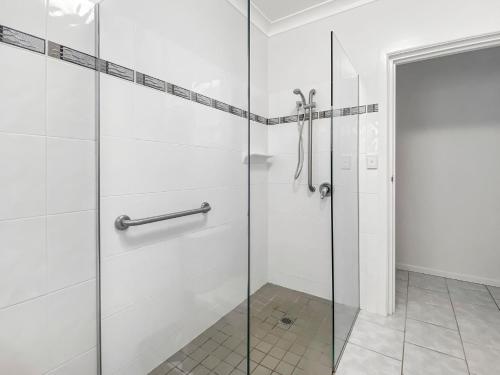 eine Dusche mit Glastür im Bad in der Unterkunft Arcadia Beach Unit 1 in Arcadia
