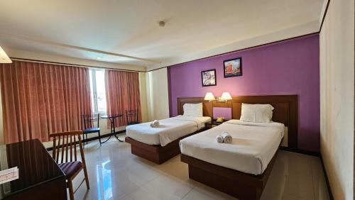 Ένα ή περισσότερα κρεβάτια σε δωμάτιο στο Songphanburi Hotel