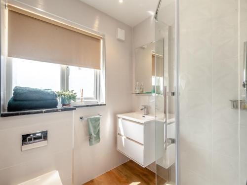 Ranworth的住宿－Norfolk Broads And Coast, Malthouse Cottage，带淋浴和盥洗盆的白色浴室