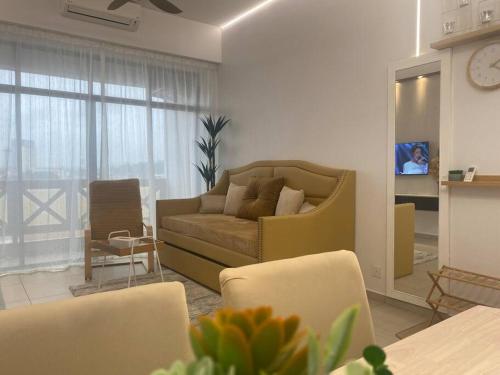 ein Wohnzimmer mit einem Sofa und einem Tisch in der Unterkunft My Cozy 2-bedroom Apartment in Malakka