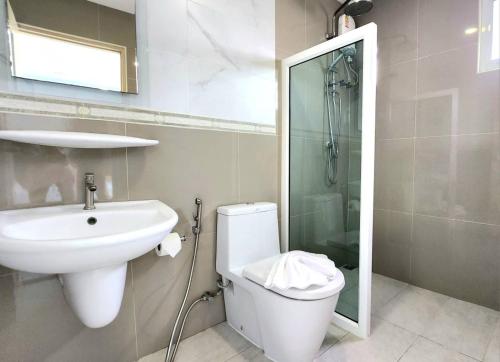 e bagno con lavandino, servizi igienici e doccia. di 98 Tower Chiang Mai a Chiang Mai