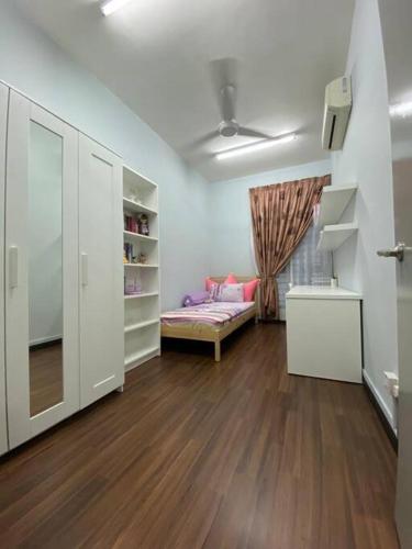 ein Wohnzimmer mit einem Sofa und Holzböden in der Unterkunft Family friendly multiple Parking 3bedroom apartment in Seri Kembangan