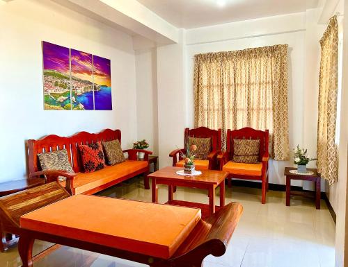 Posezení v ubytování Vacation House in Baguio with Amazing Sunset Views