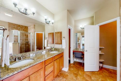 a bathroom with two sinks and a large mirror at Captivating Cottage in New Braunfels