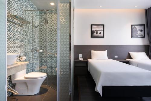 y baño con cama, ducha y aseo. en Hạ Long Gem Hotel en Ha Long