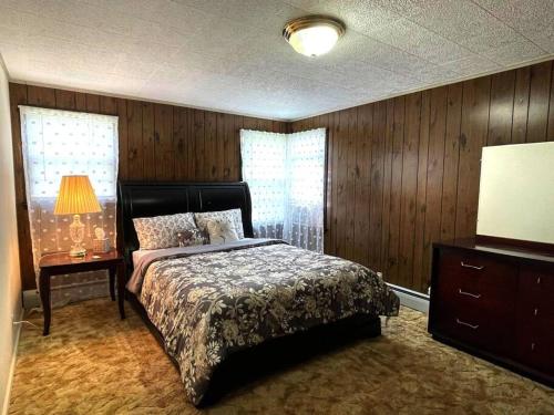 Postel nebo postele na pokoji v ubytování Entire Home in Buffalo - 6 Guests 3 Bedroom 1 Bath - Convenient Location - 25min to Niagara Falls