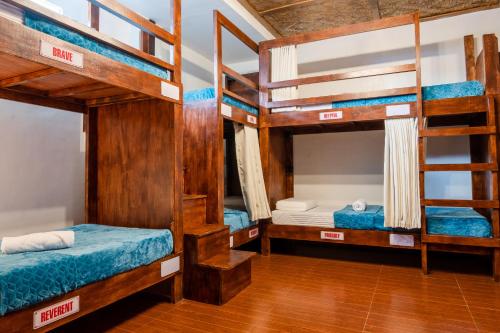 Divstāvu gulta vai divstāvu gultas numurā naktsmītnē Public House Hostel