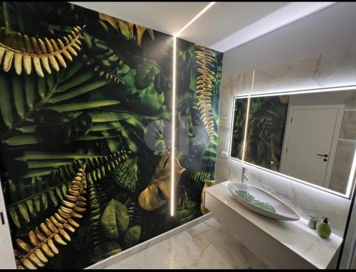 サラエボにあるApartman S&V 4 Wellness & Spa Bardaの壁にバナナの壁画が施されたバスルーム