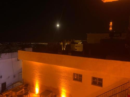 een gebouw 's nachts met de maan in de lucht bij Paşaoğlu Konağı & Boutique hotel in Mardin