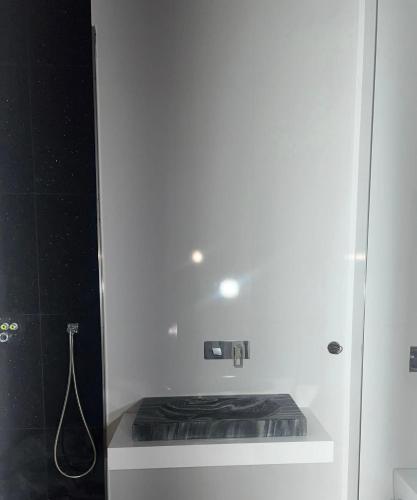 Luxury Holiday House في فالنسيا: حمام أبيض مع دش ومغسلة