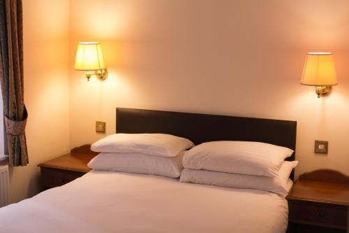 Postel nebo postele na pokoji v ubytování Abbey Lodge Hotel