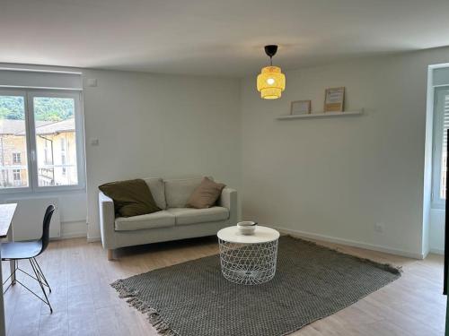 un salon avec un canapé et une table dans l'établissement Appart le 201 Jasseron, à Jasseron